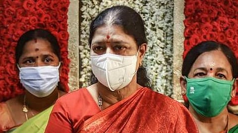 பெங்களூரு சிறையில் சசிகலாவுக்கு சிறப்பு வசதிகள் வழங்கியதற்காக லஞ்சம் வாங்கிய அதிகாரிகள் மீது அக்.8-க்குள் நடவடிக்கை: கர்நாடக உயர் நீதிமன்றம் உத்தரவு