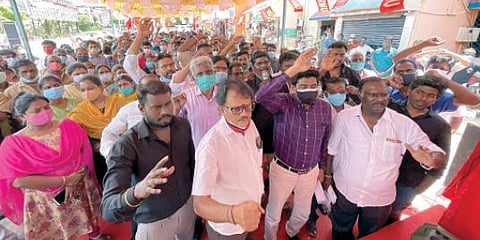 பொதுத்துறை நிறுவனங்களை தனியாருக்கு தாரைவார்க்கும் மத்திய அரசின் முடிவை கண்டித்து, எஸ்ஆர்எம்யு தொழிற்சங்கத்தினர் தாம்பரம் ரயில் நிலையம் முன்பாக நேற்று ஆர்ப்பாட்டத்தில் ஈடுபட்டனர். படம்: எம்.முத்துகணேஷ்