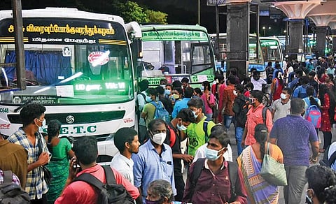 விநாயகர் சதுர்த்தி மற்றும் தொடர் விடுமுறை காரணமாக தங்கள் சொந்த ஊருக்கு செல்ல சென்னை கோயம்பேடு பேருந்து நிலையத்தில் நேற்று குவிந்த பயணிகள் கூட்டம்.படம்: ம.பிரபு