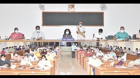 புதுக்கோட்டை மாவட்டத்தில் கரோனா தடுப்பூசி சிறப்பு முகாம் குறித்து ஆட்சியர் அலுவலகத்தில் நடைபெற்ற ஆய்வுக் கூட்டத்தில் பேசுகிறார் ஆட்சியர் கவிதா ராமு.
