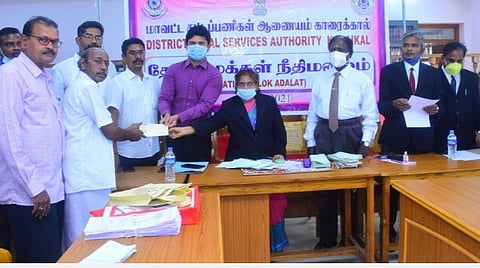 காரைக்காலில் நடைபெற்ற தேசிய மக்கள் நீதிமன்றத்தில் வழக்காடி ஒருவருக்கு நில ஆர்ஜித வழக்கில் தீர்வு காணப்பட்டு காசோலை வழங்கப்பட்டது.