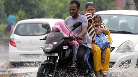 டெல்லியில் ஒரே மாதத்தில் 38.3 செ.மீ மழை பதிவு : 77 ஆண்டுகளுக்குப் பிறகு வெளுத்து வாங்கிய கனமழை