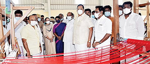 கீழ்கதிர்பூரில் கைத்தறி பட்டுப் பூங்கா திட்டப் பணிகள் குறித்து ஆய்வு மேற்கொண்ட அமைச்சர்கள் தா.மோ.அன்பரசன், ஆர்.காந்தி. உடன், மாவட்ட ஆட்சியர் மா.ஆர்த்தி உள்ளிட்டோர்.