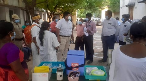 கரூர் தாந்தோணிமலை அரசு மேல்நிலைப் பள்ளியில் நடந்த கரோனா தடுப்பூசி முகாமினை மாவட்ட ஆட்சியர் த.பிரபுசங்கர் பார்வையிடுகிறார். அருகில் சுகாதாரப்பணிகள் துணை இயக்குநர் சந்தோஷ்குமார், நகராட்சி ஆணையர் ராமமூர்த்தி, நல அலுவலர் லட்சியவர்னா உள்ளிட்டோர்.