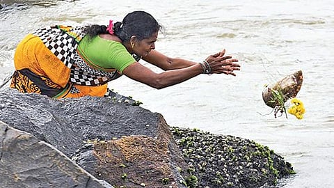 விநாயகர் சதுர்த்தியன்று வீடுகளில் வைத்து வழிபடப்பட்ட விநாயகர் சிலைகளை சென்னை காசிமேடு கடற்கரையில் கரைத்த மக்கள். படங்கள்: ம.பிரபு