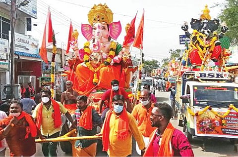 விநாயகர் சதுர்த்தியை முன்னிட்டு காரைக்காலில் பிரதிஷ்டை செய்யப்பட்டு, நேற்று கடலில் கரைப்பதற்காக ஊர்வலமாக கொண்டு செல்லப்படும் விநாயகர் சிலைகள். படம்: வீ.தமிழன்பன்