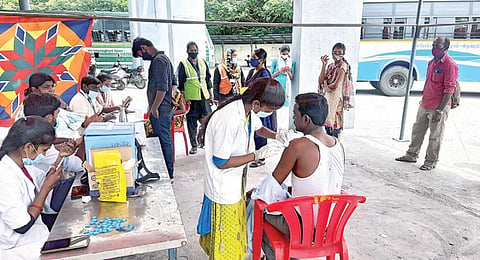 தமிழகம் முழுவதும் கரோனா தடுப்பூசி மெகா முகாம்கள் நேற்று நடைபெற்றன. சென்னையை அடுத்த தாம்பரம் பேருந்து நிலையத்தில் அமைக்கப்பட்டிருந்த முகாமில் வெளியூர் செல்லும் பயணிகளுக்கும். பொதுமக்களுக்கும் தடுப்பூசி போடப்பட்டது.படம்: எம்.முத்துகணேஷ்