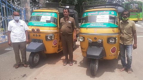 கரூர் மாவட்ட ஆட்சியர் அலுவலகத்தில் மாற்றுத்திறனாளிகளை அழைத்துச் செல்ல ஏற்பாடு செய்யப்பட்டுள்ள இலவச ஆட்டோக்கள்.