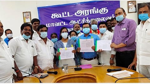 ஆட்சியர் அலுவலகத்தில் அங்கீகரிக்கப்பட்ட அரசியல் கட்சியினர் முன்னிலையில் வரைவு வாக்குச்சாவடி பட்டியலை ஆட்சியர் அமர் குஷ்வாஹா இன்று வெளியிட்டார்.