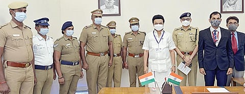 காவலர்களுக்கு வாரத்தில் ஒரு நாள் ஓய்வு, இடர்ப்படி உயர்வு உள்ளிட்ட பல்வேறு அறிவிப்புகளை வெளியிட்டதற்காக முதல்வர் ஸ்டாலினை, டிஜிபி சைலேந்திரபாபு, சென்னை மாநகர காவல் ஆணையர் சங்கர் ஜிவால், சிபிசிஐடி டிஜிபி முகமது ஷகில் அக்தர் உள்ளிட்ட அதிகாரிகள், காவலர்கள் நேற்று சந்தித்து நன்றி தெரிவித்தனர்.