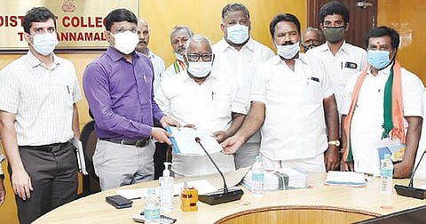 வேலூர் மாவட்ட ஆட்சியர் அலுவலகத்தில் ஊரக உள்ளாட்சி தேர்தலுக்கான வரைவு வாக்குச்சாவடி பட்டியலை அங்கீகரிக்கப்பட்ட கட்சி பிரதிநிதிகள் முன்னிலையில் வெளியிட்ட ஆட்சியர் குமாரவேல் பாண்டியன். அடுத்த படம்: திருவண்ணாமலையில் வரைவு வாக்குச்சாவடிகளின் மறுசீரமைப்பு பட்டியலை வெளியிட்ட மாவட்ட ஆட்சியர் பா.முருகேஷ்.