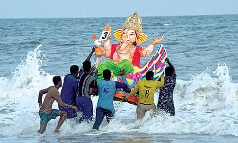 புதுச்சேரி கடலில் கரைக்கப்படும் விநாயகர் சிலைகள்.படம்: எம்.சாம்ராஜ்