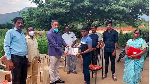 பாராலிம்பிக்கில் வெள்ளிப் பதக்கம் வென்ற தமிழக வீரர் மாரியப்பனை வாழ்த்தி, நாடு முழுவதும் இருந்து வந்திருந்த இ-போஸ்ட் வாழ்த்து மடல்கள், அவரது படத்துடன் கூடிய மை ஸ்டாம்ப் ஆகியவற்றை மாரியப்பனைச் சந்தித்து, சேலம் மேற்கு கோட்ட அஞ்சல் கண்காணிப்பாளர் ரவிச்சந்திரன் வழங்கினார்.