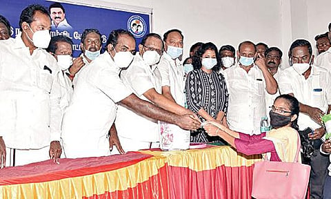 புதுக்கோட்டையில் நடைபெற்ற நிகழ்ச்சியில் நகர்புற வாழ்விட மேம்பாட்டு வாரியத் தின் சார்பில் கட்டப்பட்ட அடுக்குமாடிக் குடியிருப்பில் ஒருவருக்கு வீடு ஒதுக்கீடு செய்யப்பட்டதற்கான உத்தரவை வழங்கும் அமைச்சர்கள் எஸ்.ரகுபதி, சிவ.வீ.மெய்யநாதன். உடன், ஆட்சியர் கவிதா ராமு உள்ளிட்டோர்.