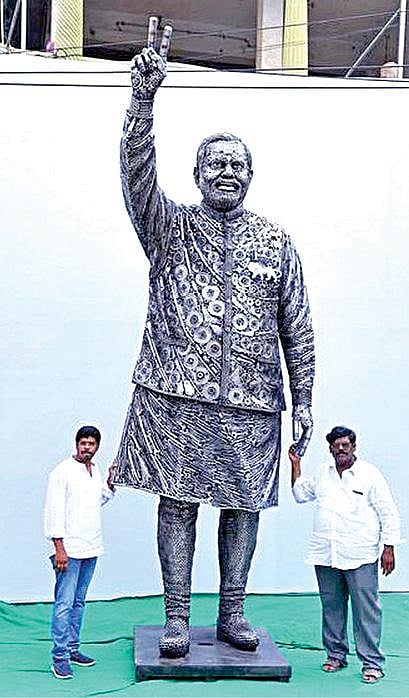 மோடி சிலையுடன் சிற்பி வெங்கடேஷ்வர ராவ் மற்றும் அவரது மகன் ரவி.