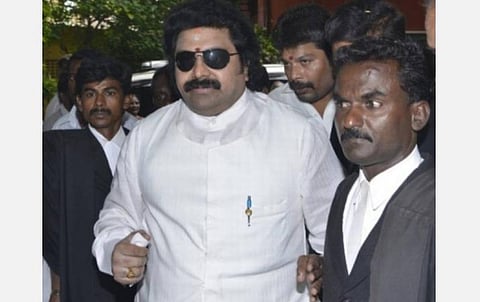 சிறுதாவூர் பங்களா அருகே உள்ள சுதாகரனுக்கு சொந்தமான 21 ஏக்கர் நிலம் முடக்கம்: வருமானவரித் துறை நடவடிக்கை