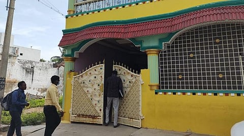 வேலூர் சேண்பாக்கத்தில் அதிமுக பிரமுகர் ஜெபிரகாஷ் வீட்டில் சோதனை செய்ய செல்லும் லஞ்ச ஒழிப்புப் பிரிவு போலீஸார்.