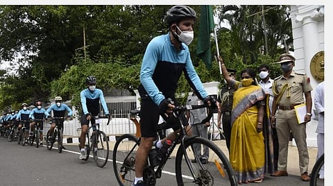 சைக்கிள் சுற்றுப்பயணம் மேற்கொள்ளும் இந்திய விமானப் படை வீரர்களை ஆளுநர் மாளிகையில் இருந்து ஆளுநர் தமிழிசை இன்று கொடியசைத்துத் தொடங்கி வைத்தார்.
படம் எம். சாம்ராஜ்