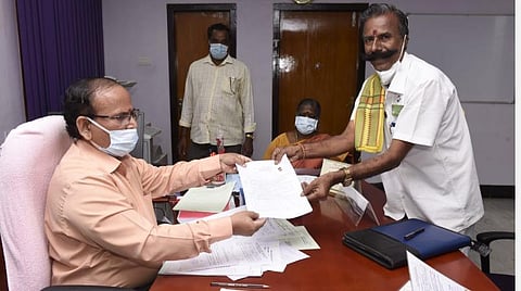 புதுச்சேரி மாநிலங்களவைத் தேர்தலில் போட்டியிட வேட்பு மனுதாக்கல் செய்யும் பத்மராஜன். | படம்: சாம்ராஜ்