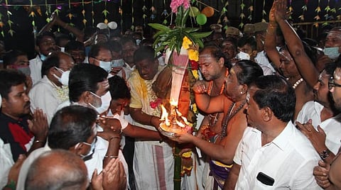 திருவண்ணாமலை அண்ணாமலையார் கோயில் ராஜகோபுரம் முன்பு இன்று (16-ம் தேதி) அதிகாலை பந்தக்கால் நடப்பட்டு மகா தீபாராதனை காண்பிக்கப்பட்டது.