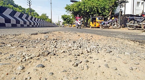 மதுரை கே.கே. நகரில் மோசமாக சேதமடைந்த நிலையில் காணப்படும் லேக்வியூ சாலை. படம்: ஆர். அசோக்