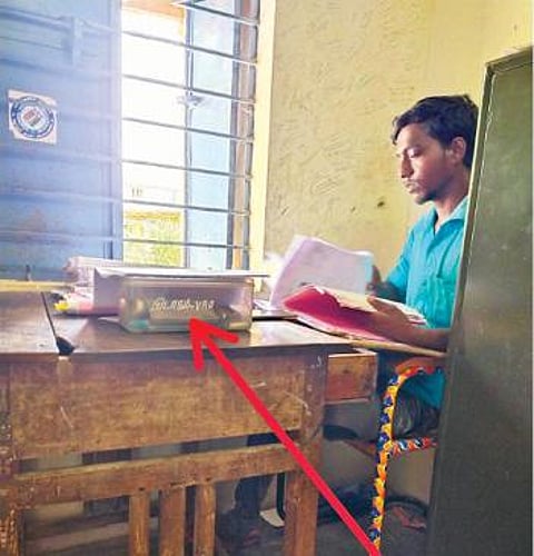 பிடாகம் எனும் எலவனாசூர்கோட்டை கிராம நிர்வாக அலுவலர் இருக்கையில் அமர்ந்து பணிகளை கவனிக்கும் அலுவல் சாரா தனிநபர்.