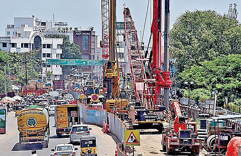 சென்னையில் இரண்டாம்கட்ட மெட்ரோ ரயில் திட்டப் பணிகளை மேற்கொள்ள பல்வேறு சாலைகளில் போக்குவரத்து மாற்றம் செய்யப்பட்டுள்ளது. அதன்படி, பூந்தமல்லி -போரூர் - விவேகானந்தர் இல்லம் வழித்தடத்தில் மெட்ரோ ரயில் பணிகளை மேற்கொள்ள போரூர் சந்திப்பில் கனரக இயந்திரங்கள் மூலம் முழு வீச்சில் பணிகள் தொடங்கப்பட்டுள்ளன. படம்: ம.பிரபு