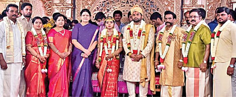 திருவண்ணாமலையை அடுத்த வேங்கிக்காலில் நடைபெற்ற தினகரனின் மகள் திருமணத்தில் சசிகலா உள்ளிட்டோர் கலந்துகொண்டு மணமக்களை வாழ்த்தினர்.