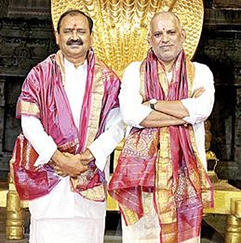 திருப்பதி தேவஸ்தான அறங்காவலர் குழு சிறப்பு உறுப்பினர்களாக பொறுப் பேற்ற கருணாகர் ரெட்டி, செவிரெட்டி பாஸ்கர் ரெட்டி.