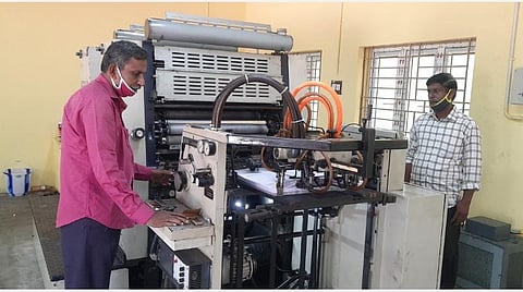 அச்சு இயந்திரத்தைப் பார்வையிடும் பல்கலைக்கழக துணைவேந்தர் கோ.பாலசுப்பிரமணியன்.
