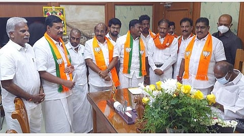 மாநிலங்களவைத் தேர்தலில் புதுச்சேரி பாஜக போட்டியிட முடிவு: எம்எல்ஏக்கள் கூட்டத் தீர்மானம் முதல்வர் ரங்கசாமியிடம் அளிப்பு