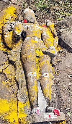 காஞ்சிபுரம் மாவட்டம் வாலாஜாபாத் அருகே கண்டெடுக்கப்பட்ட ‘பிரம்ம சிரச்சேதக மூர்த்தி’ எனப்படும் அரிய சிவபெருமான் சிலை.