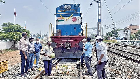 தாம்பரம் - கூடுவாஞ்சேரி இடையேயான 3-வது ரயில் பாதை பணி நிறைவு பெற்றதை ஒட்டி நேற்று தாம்பரத்தில் ரயில் இன்ஜின் முன்பாக பூஜைகள் நடத்தப்பட்டு சோதனை ஓட்டம் தொடங்கப்பட்டது. படம் : எம்.முத்துகணேஷ்