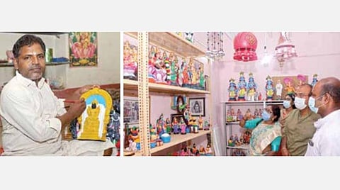 மயிலாடுதுறையில் களிமண்ணால் ஆன கொலு பொம்மைகளை வடிவமைக்கும் ஆனந்தகுமார். (அடுத்த படம்) கொலு பொம்மைகளை பார்வையிடும் வாடிக்கையாளர்கள்.