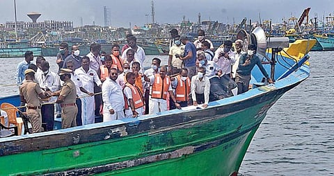 சென்னை காசிமேடு மீன்பிடி துறைமுகத்தில் இருந்து படகில் கடலுக்குச் சென்று மீனவர்களுடன் மத்திய இணையமைச்சர் எல்.முருகன் நேற்று ஆய்வு செய்தார்.படம்: ம.பிரபு