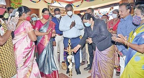மதுரை கோரிப்பாளையம் பனகல் சாலையில் திருநங்கைகள் நடத்தும் உணவகத்தை திறந்து வைத்து பார்வையிட்ட ஆட்சியர் எஸ்.அனீஷ்சேகர். மாவட்ட சார்பு நீதிபதி தீபா குத்துவிளக்கேற்றினார்.