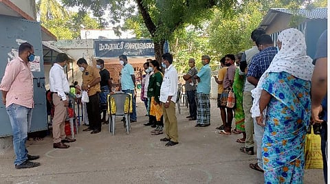 அரியலூர் பழைய நகராட்சி அலுவலகத்தில் கரோனா தடுப்பூசி செலுத்திக்கொள்ள தனிமனித இடைவெளியுடன் நிற்கும் மக்கள்.