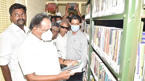 குழிபிறை நூலகத்தைத் திறந்து வைத்துப் பார்வையிட்ட சட்டத்துறை அமைச்சர் எஸ்.ரகுபதி.