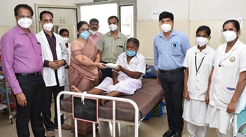 நோயாளிகளுக்கு இனிப்பு வழங்கிய மருத்துவமனையின் டீன் நிர்மலா. உடன், மருத்துவர்கள், செவிலியர்கள்.