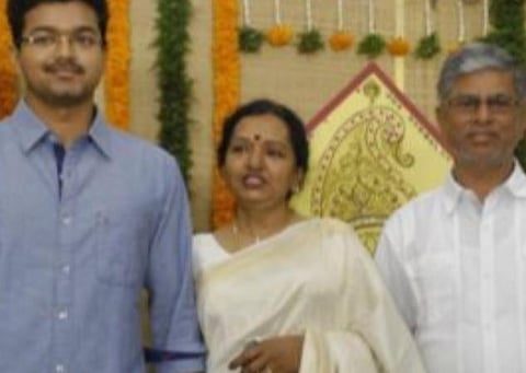 தன் தாய், தந்தையுடன் விஜய்: கோப்புப்படம்