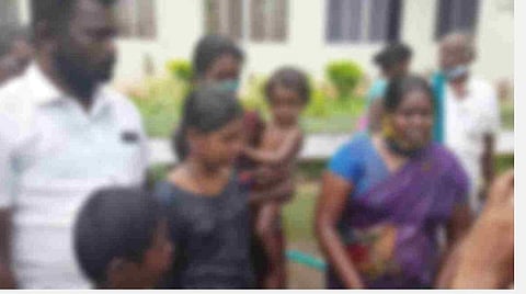 கரூர் ஆட்சியர் அலுவலகத்தில் 2 வயதுக் குழந்தையுடன் 2 குடும்பங்கள் தீக்குளிக்க முயற்சி