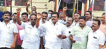 மத்திய அரசின் மக்கள் விரோத போக்கை கண்டித்து - திண்டுக்கல் உட்பட 5 மாவட்டங்களில் திமுக கூட்டணியினர் ஆர்ப்பாட்டம் :