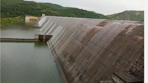 மோர்தானா அணை முழுக் கொள்ளளவை எட்டி உபரி நீர் வெளியேறி வருகிறது.