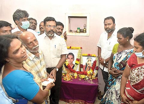 காட்பாடி அடுத்த தலையாரம்பட்டு கிராமத்தைச் சேர்ந்த மாணவி சவுந்தர்யா ‘நீட்’ தேர்வு எழுதிய நிலையில் தூக்கிட்டு தற்கொலை செய்து கொண்டார். மாணவியின் பெற்றோருக்கு நேற்று ஆறுதல் கூறி நிதியுதவி வழங்கிய விடுதலை சிறுத்தைகள் கட்சியின் தலைவர் தொல்.திருமாவளவன். படம்: வி.எம்.மணிநாதன்.
