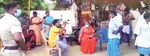 பொன்னங்குப்பம் கிராமத்தில் ஊராட்சி தலைவர் பதவி ஏலம் விடப்பட்டது குறித்து கிராம மக்களிடம் ஆட்சியர் மோகன் விசாரணை மேற்கொண்டார்.