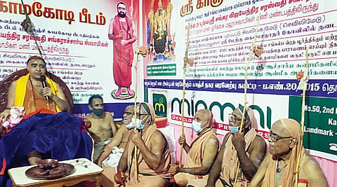செவிலிமேடு கைலாசநாதர் கோயிலில் பகவத்கீதையில் உள்ள விஸ்வரூப அத்தியாயம் குறித்து சிவனடியார்களுக்கு விளக்கும் சங்கர மடத்தின் மடாதிபதி ஸ்ரீவிஜயேந்திர சரஸ்வதி சுவாமிகள்.