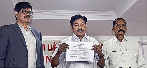 எஸ்.ஆர்.எம். தமிழ் பேராயம் விருதுக்கு தேர்வு செய்யப்பட்டவர்களின் பட்டியலை அதன் புரவலர் பாரிவேந்தர் எம்.பி.,நேற்று வெளியிட்டார். எஸ்.ஆர்.எம். பல்கலைக் கழகத்தின் துணைவேந்தர் சி.முத்தமிழ்ச்செல்வன், தமிழ் பேராயம் தலைவர் கரு.நாகராஜன் உடனிருந்தனர். | படம்: ம.பிரபு