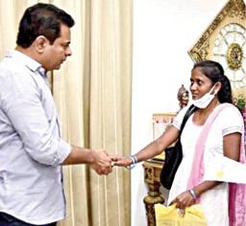 ரஜனிக்கு பணி உத்தரவு ஆணையை வழங்கி கை குலுக்கி பாராட்டும் அமைச்சர் கே.டி. ராமாராவ்.