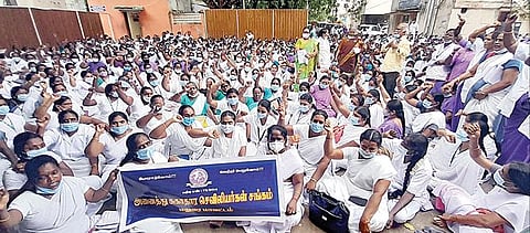 தமிழகம் முழுவதும் செவிலியர் காலி பணியிடங்களை நிரப்ப வேண்டும் என்பது உள்ளிட்ட கோரிக்கைகளை வலியுறுத்தி, அனைத்து சுகாதார செவிலியர்கள் சங்கம் சார்பில் சென்னை தேனாம்பேட்டை டிஎம்எஸ் வளாகத்தில் நேற்று உண்ணாவிரதப் போராட்டம் நடந்தது. இதில் பங்கேற்ற செவிலியர்கள்.படம்: க.ஸ்ரீபரத்