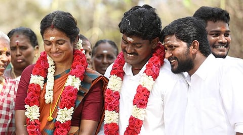 முதல் பார்வை: இராமே ஆண்டாலும் இராவணே ஆண்டாலும்
